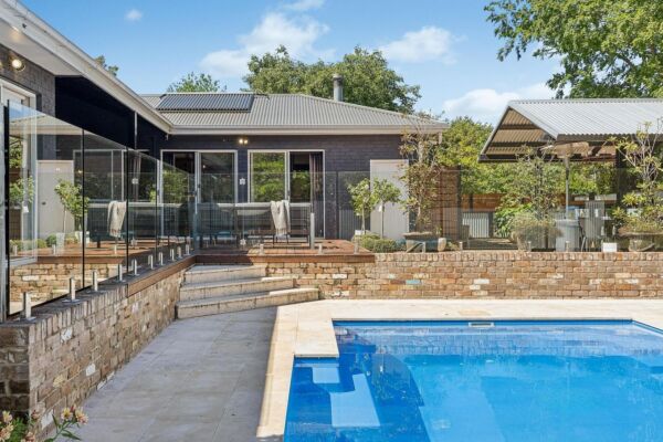 Silvervale blossoms: Murrumbateman property reborn as a modern country masterpiece background image